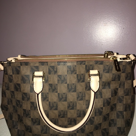 Michale Kors Handbag with matching clutch - Picture 2 of 7